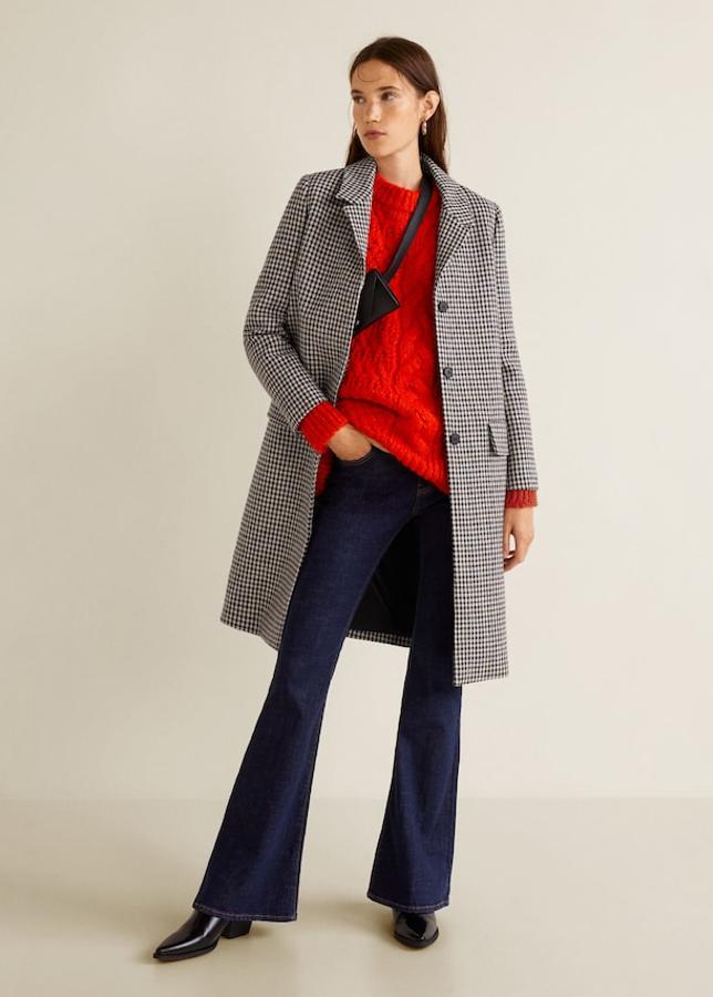 Abrigo pata de gallo con un diseño desestructurado en un largo midi. Es de lana y lleva un cuello clásico, cierre con botones, dos bolsillos de solapa y forro interior (Mango, 49,99 euros).