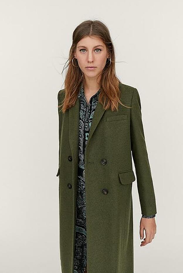 Abrigo de corte masculino de la nueva colección de Stradivarius (49,99 euros).