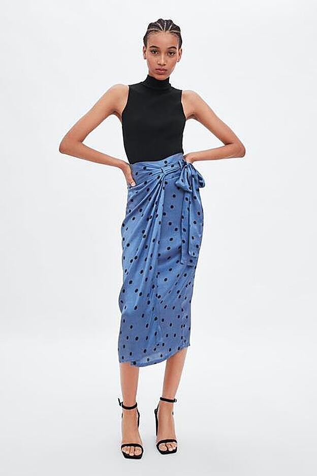 Falda tipo pareo fluida con estampado de lunares, 25,95 euros.
