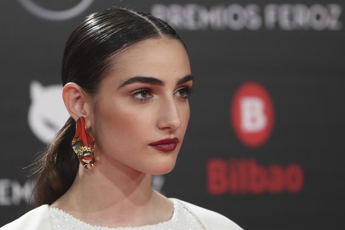 La actriz Sandra Escacena se decantó por un peinado con coleta baja, con raya en medio y con efecto 'wet hair' en la parte superior. Un peinado perfecto si lo que queremos es dar protagonismo al maquillaje y conseguir un 'look' juvenil y a la vez elegante.