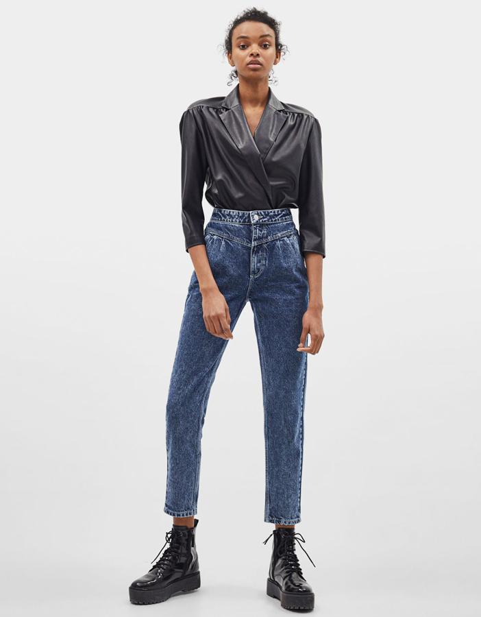 Cazadora corta efecto piel con hombreras, cuello solapa, fruncido y cinturón en el mismo tejido. (29,99 euros).