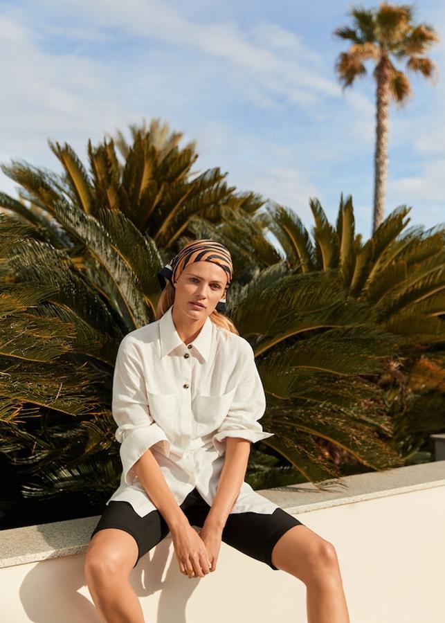 Pañuelo multiusos con estampado de tigre y terminaciones en contraste. Tiene una forma cuadrada: 70x70 centímetros (9,99 euros).