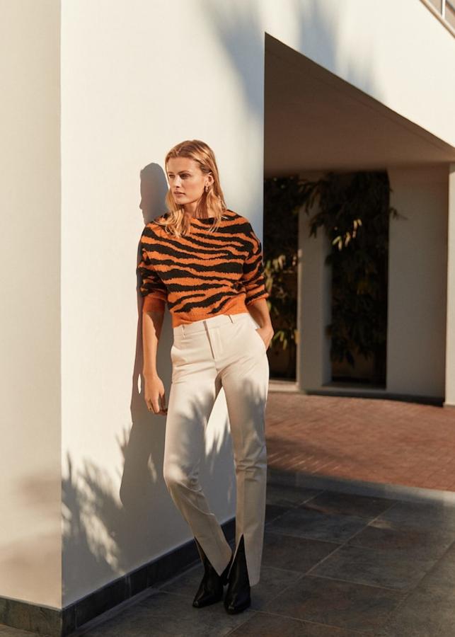 Jersey de punto con estampado de tigre, cuello barco y manga larga abullonada.Lleva la costura del hombro caída y terminaciones en canalé (29,99 euros).