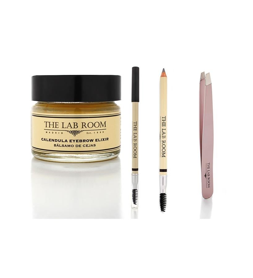 Caléndula Eyebrow Elixir: sus hierbas y aceites esenciales fortifican el pelo existente y favorece que vuelva a salir ahí donde haya calvas (25 €). The Eyebrow pencil es un lápiz de textura seca que se adapta a todo tipo de color de piel y pelo; el otro extremo lleva incorporado un peine que da forma a las cejas y difumina el color dándoles un tono perfecto y natural (20 €). Pinzas Profesionales biseladas fabricadas en acero inoxidable. (22 €).