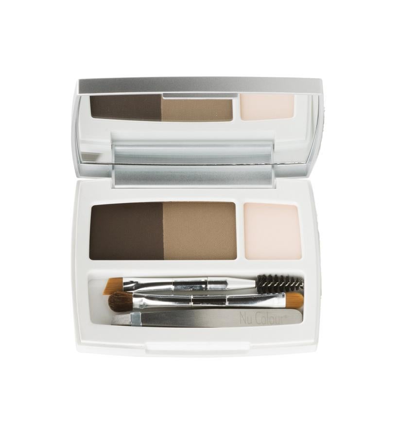 Cejas siempre perfectas con Grey & Brown un envase compacto de formas limpias que incorpora un espejo en gran formato capaz de reflejar todo el rostro que, junto con dos brochas para delinear y rellenar y unas pinzas para retocar las cejas en cualquier momento del día y lugar, se convertirá en el kit de cejas indispensable que toda mujer debería llevar en su bolso. (51,72 €).