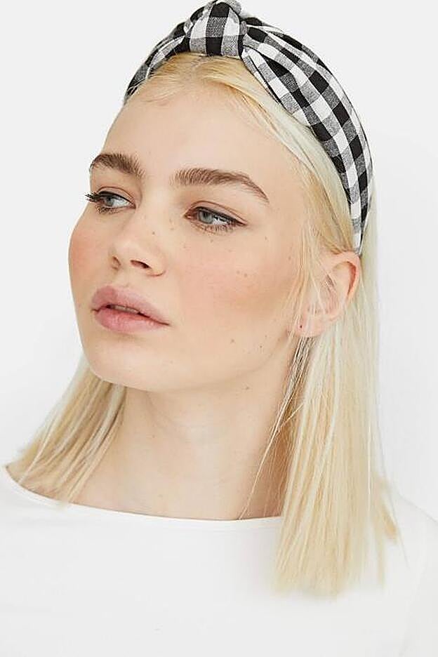 Diadema de tela de cuadros vichy, de Stradivarius (5,99 euros).