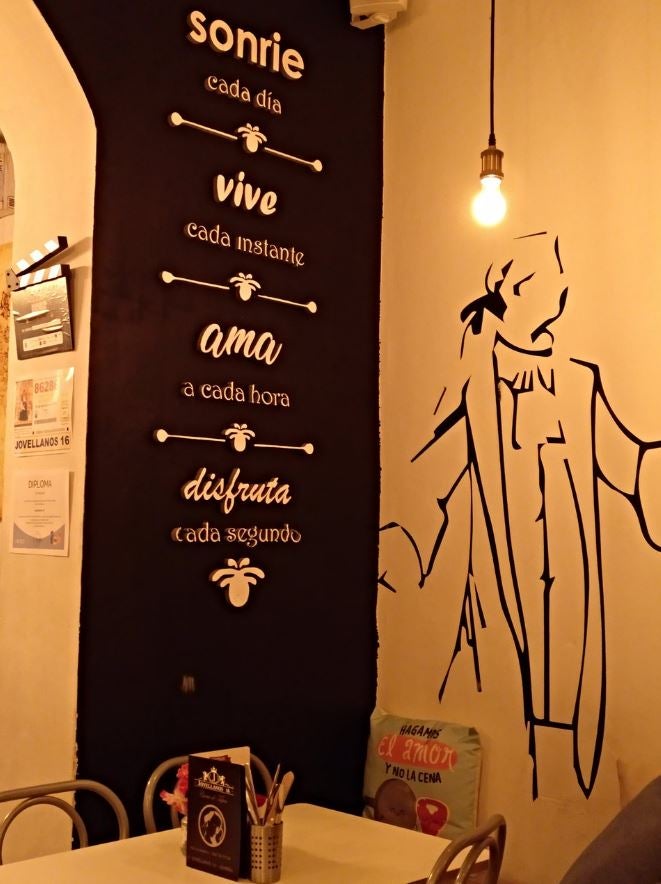 Si leemos reseñas sobre este local, veremos que los usuarios señalan la importancia de ir pronto, o con reserva. Y que se llene, en una ciudad con tanta oferta como Almería, es muy buena señal. En la calle Jovellanos, 16, como indica su nombre, disfrutarás de una nueva versión de las tapas tradicionales. Y te aseguramos que merece la pena la espera.