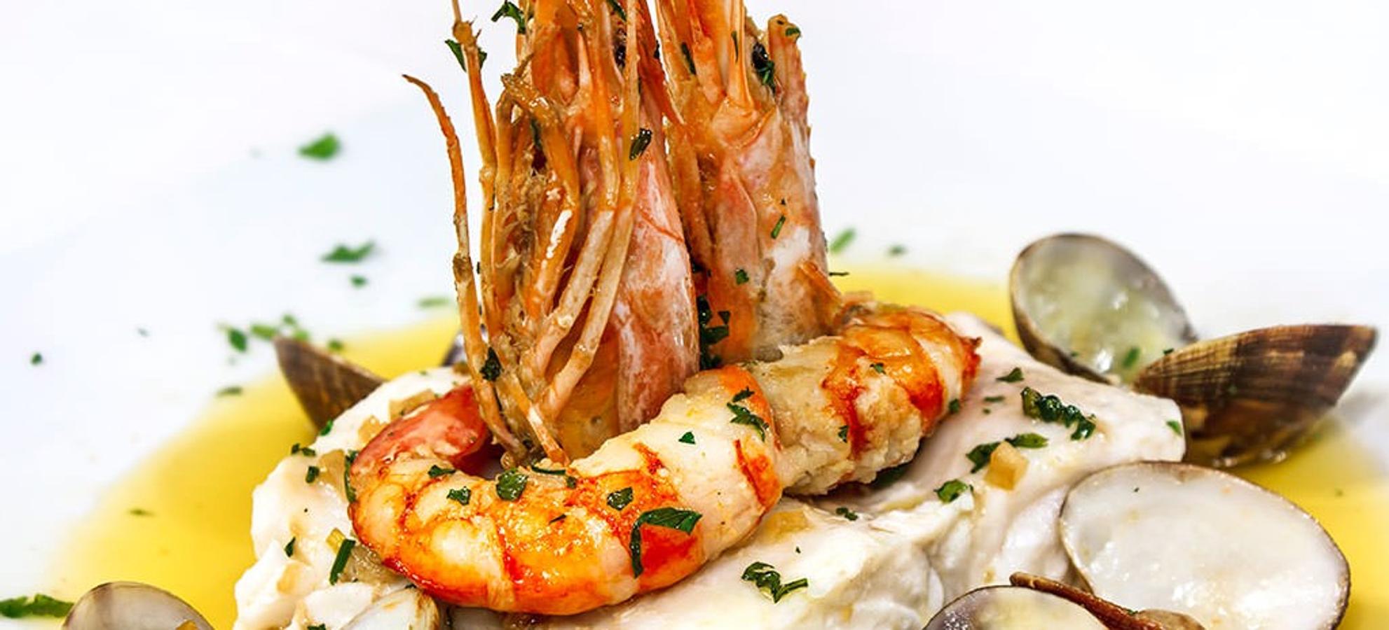 Ubicados en pleno casco histórico, el Restaurante La Encina se erige sobre una casa típica almeriense de mediados del siglo XIX. Allí podremos disfrutar de una carta sin más pretensiones que ofrecer, perfectamente elaborado, un muy buen producto local. ¿Qué más queremos?