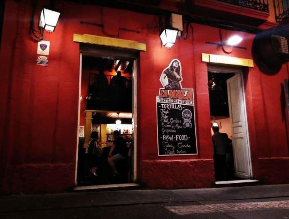 Las tortillas de La Mala son una cosa muy buena. La decoración del local puede resultar extraña, original, casi incalificable, pero te aseguramos que tu vida tomará otro sentido en cuanto des un bocado a uno de sus pinchos. Tienen 15 variedades de tortilla, pero las de trufa, queso gorgonzola, pulpo, o erizos y algas son imprescindibles. La Mala está en la Calle Real, 69.