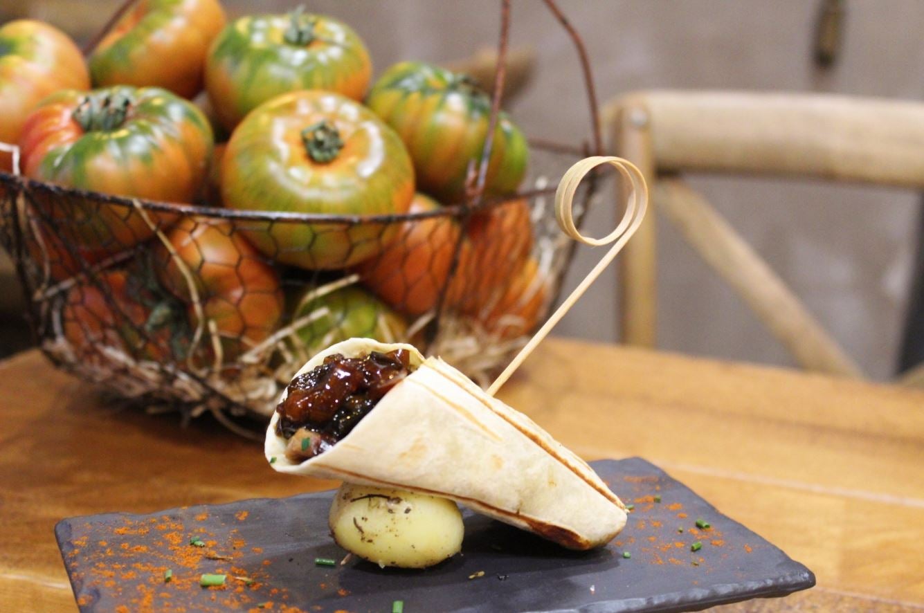 Las tapas son las reinas de Nuestra Tierra (calle Jovellanos, 16), un local que reinventa la gastronomía tradicional bajo el prisma del 'slow food' y es digno ganador del concurso de pinchos de la ciudad. En la foto, el valedor del premio de 2018, pero no te puedes perder tampoco los Boquerones Punk o el Bacalao frito con mahonesa de pil-pil, los lomos de salmonete sobre ajoblanco, o las migas alpujarreñas.