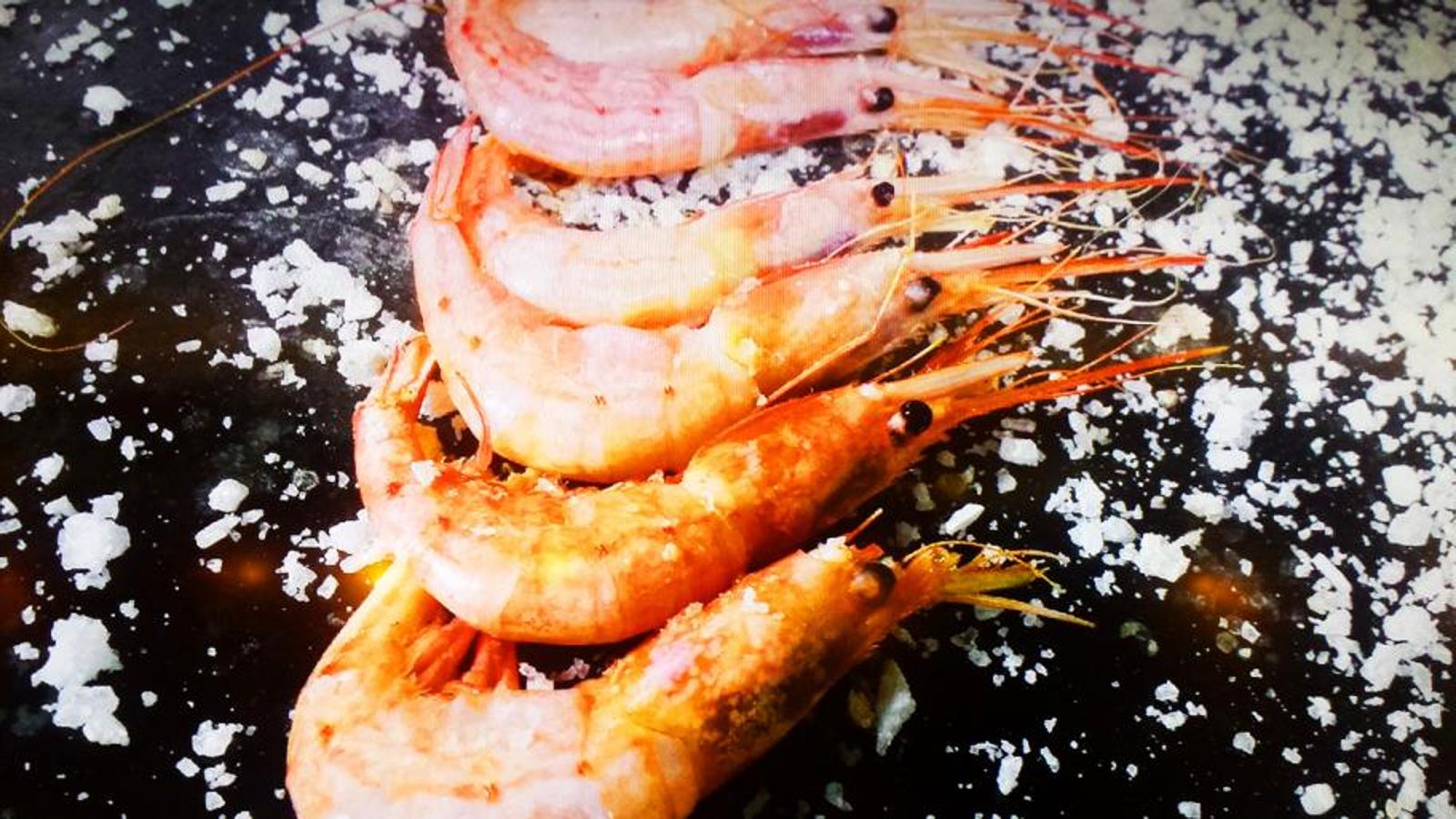 Si buscas una marisquería de confianza, y un buen pescado de lonja, no dejes de visitar el Restaurante Valentín, en la calle Tenor Iribarne, 19. Además, su repertorio de tapas y raciones está a la altura de su bodega, donde encontramos más de 350 referencias de vinos, prestando atención especial a los (injustamente desconocidos) caldos de la tierra.