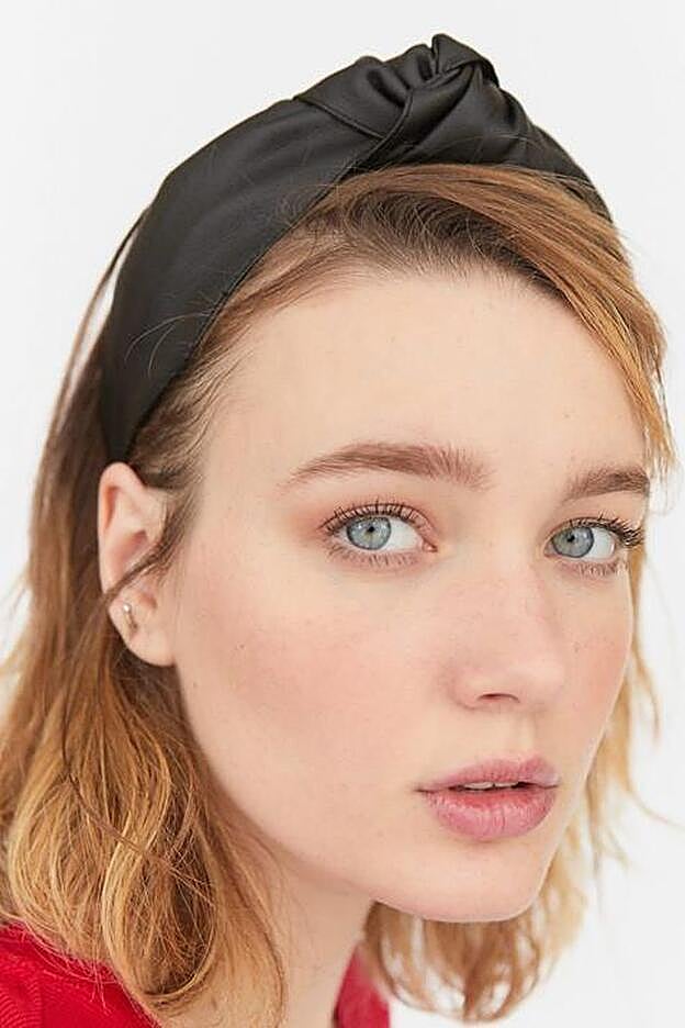 En negro y tejido de raso, de Stradivarius.