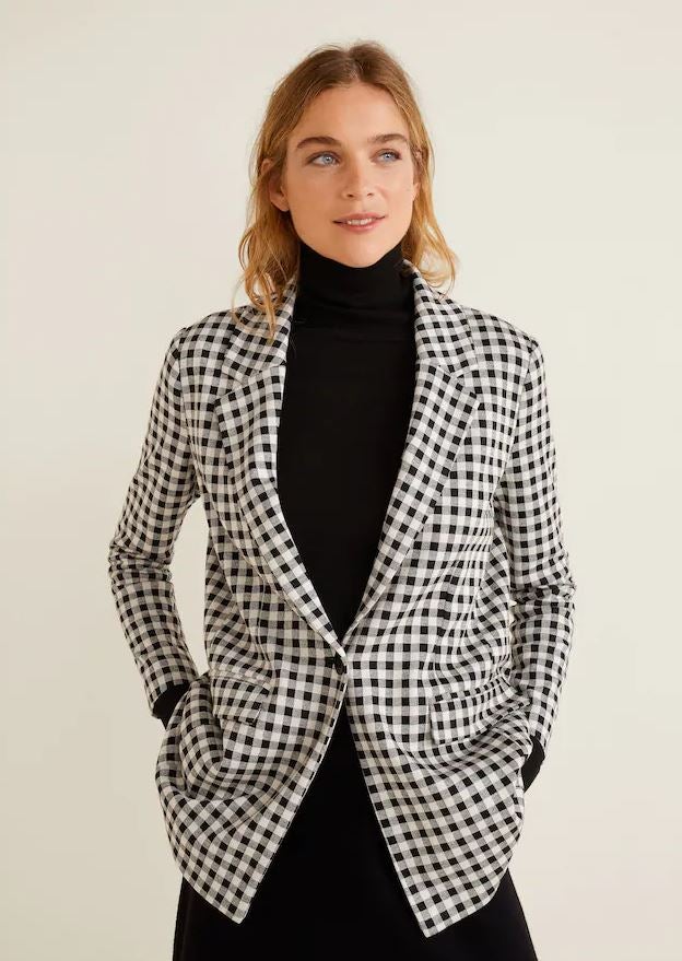 Blazer de cuadros vichy en blanco y negro, que pasa de 39.99 a 19.99 euros en las últimas rebajas de Mango.