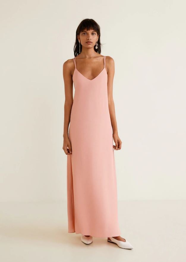 Maxi 'slip dress' en color rosa empolvado, que pasa de 49.99 a 19.99 euros en las últimas rebajas de Mango.