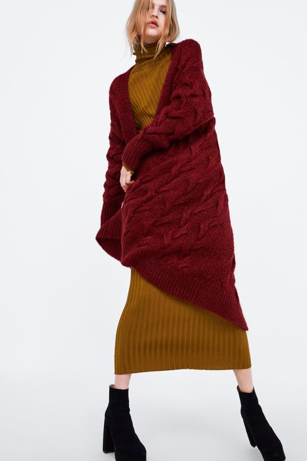 Maxi cárdigan de lana en color granate, que pasa de 59.95 a 39.99 euros en las últimas rebajas de Zara.