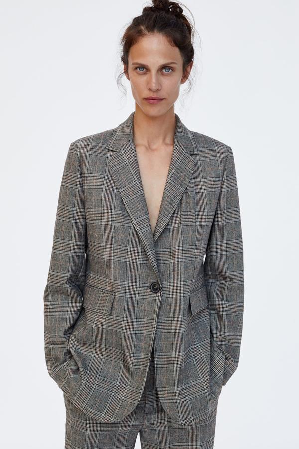 Esta blazer con estampado de cuadros pasa de 69.95 a 29.99 euros en las últimas rebajas de Zara.