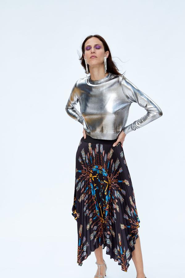 La falda plisada con estampado pañuelo pasa de 39.95 a 12.99 euros en las últimas rebajas de Zara.