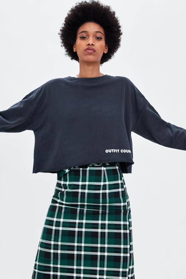 Sudadera 'cropped' con mensaje, que pasa de 9.95 a 3.99 euros en las últimas rebajas de Zara.