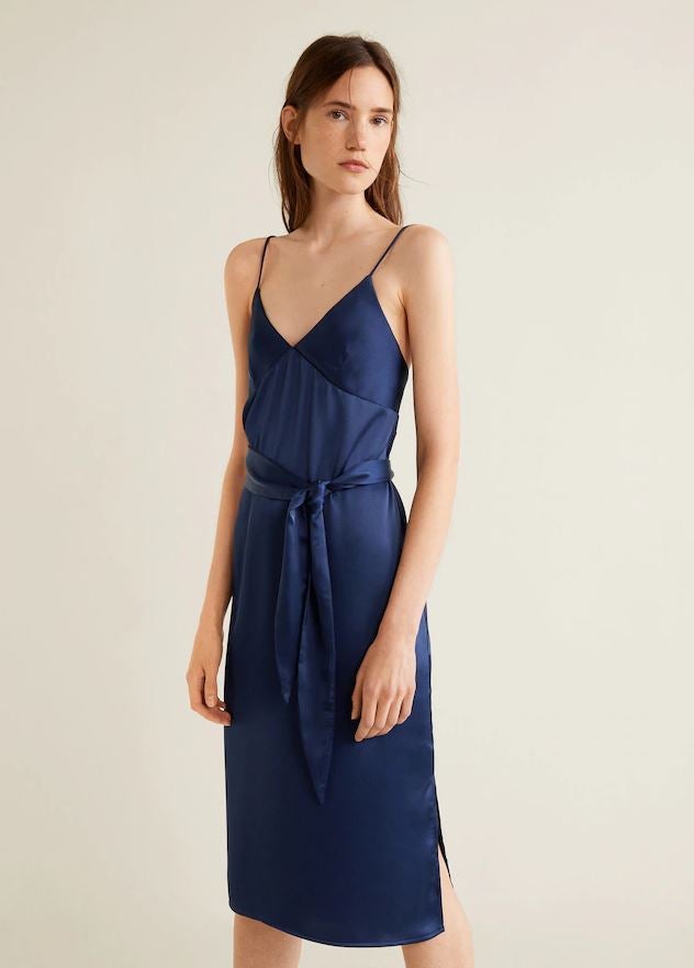 Este 'slip dress' en satén azul noche pasa de 39.99 a 15.99 euros en las últimas rebajas de Mango.