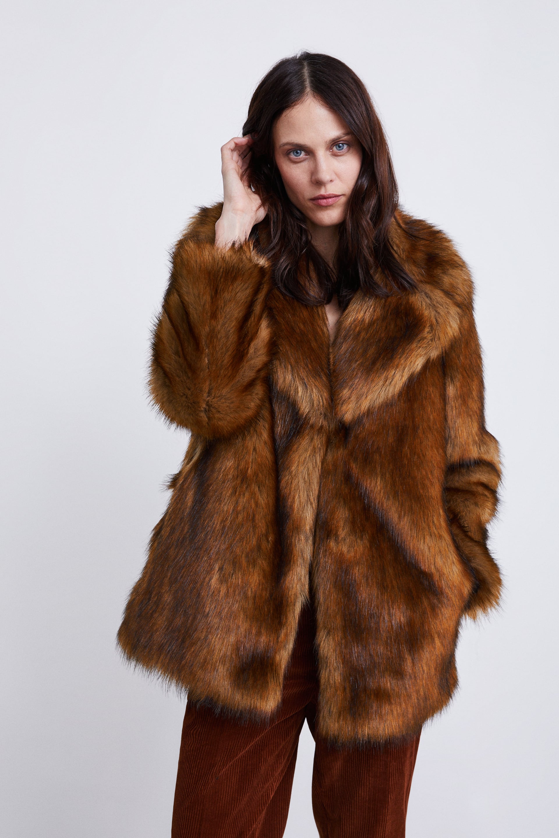 Este abrigo de pelo sintético pasa de 89.95 a 29.99 euros en las últimas rebajas de Zara.