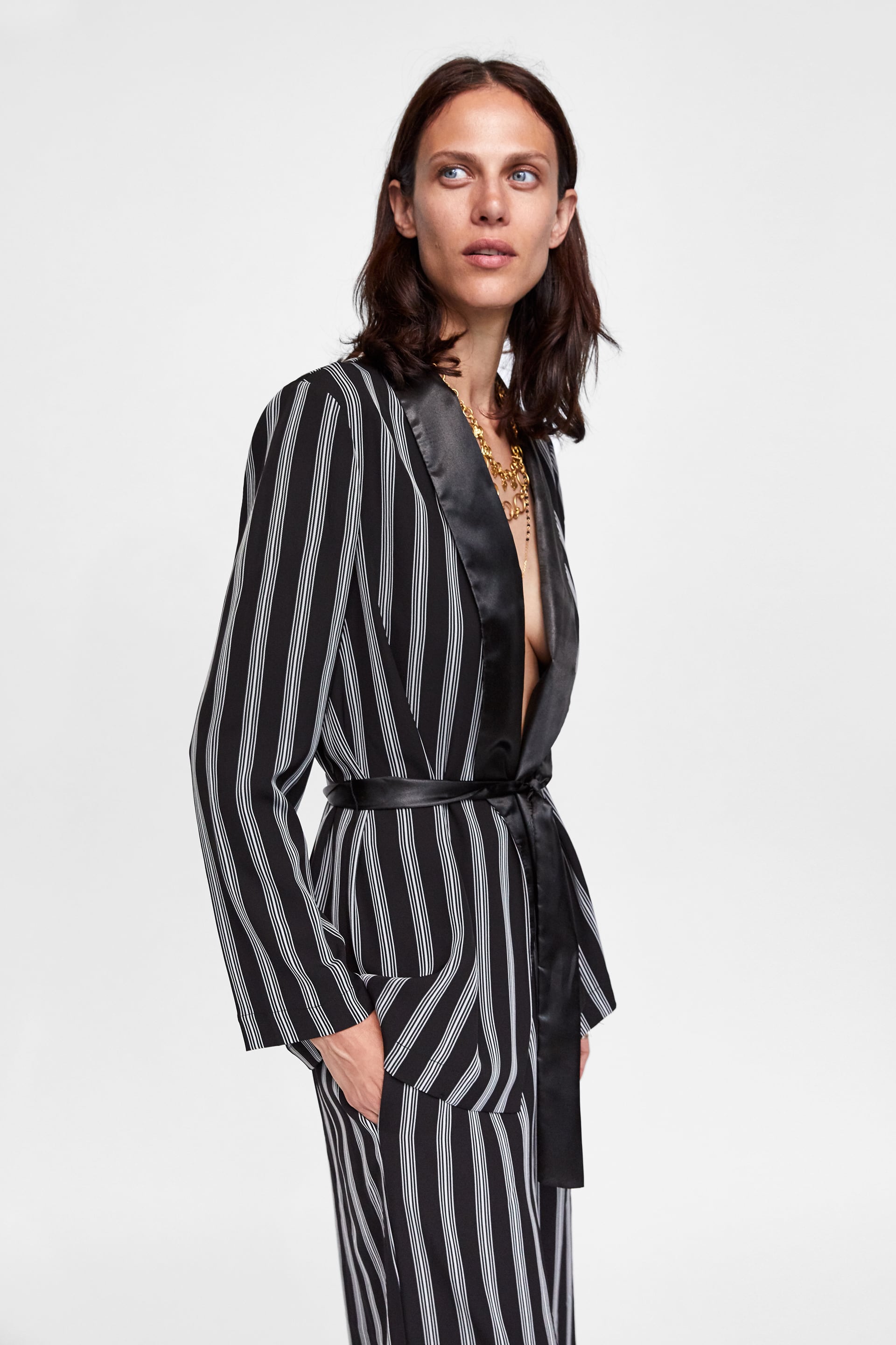 Esta chaqueta tipo kimono con estampado de rayas 'black&white' pasa de 29.95 a 15.99 euros en las últimas rebajas de Zara.