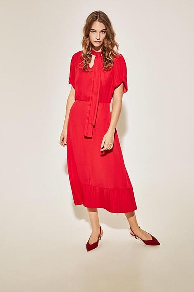 Puedes copiar el look de Sara Carbonero con este vestido de las rebajas de Cortefiel.