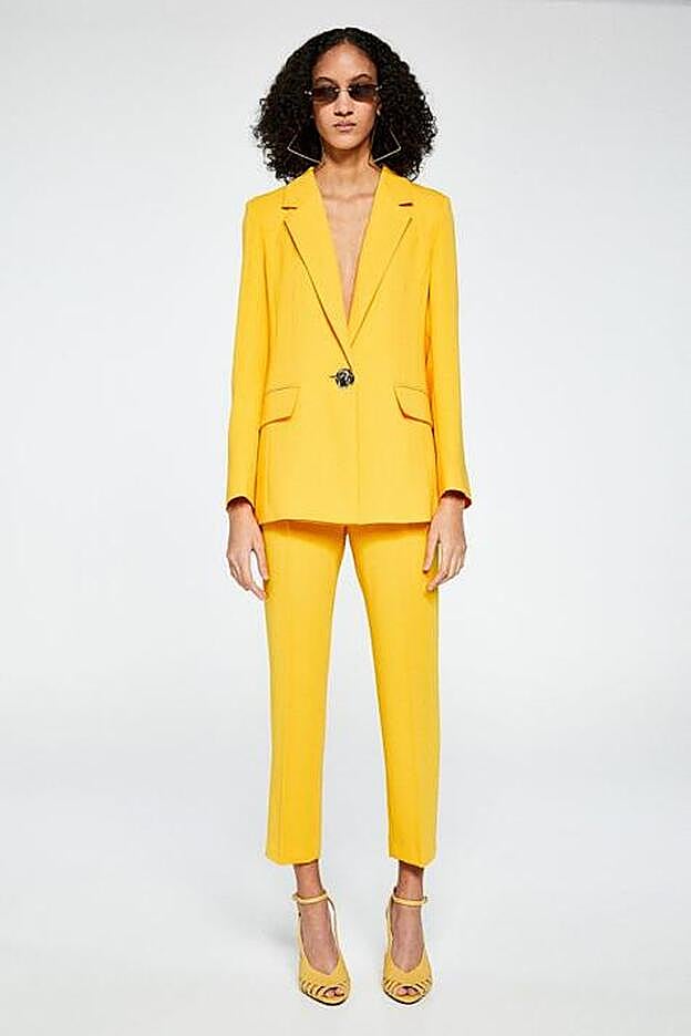 Una versión súper low cost del traje amarillo de Pilar Rubio, en Sfera.