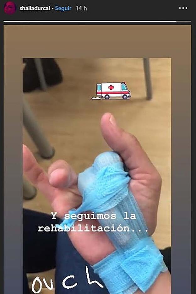 Shaila Dúrcal muestra una imagen de su mano mientars hace rehabilitación.