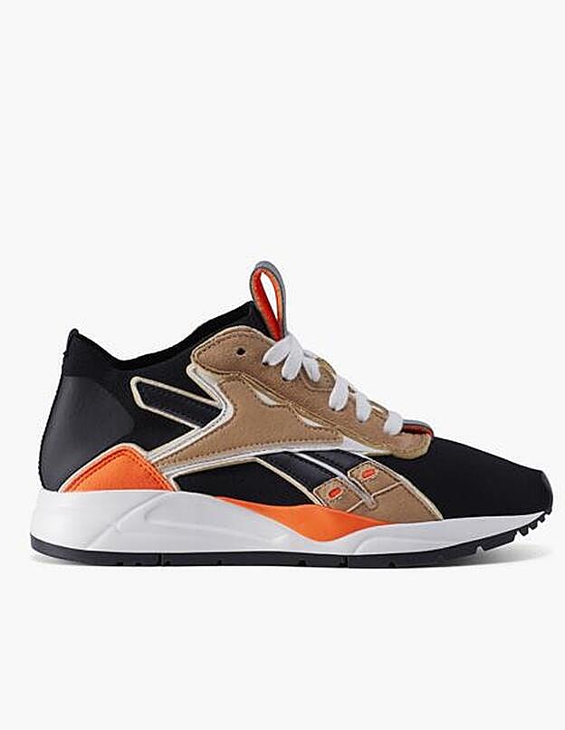 Las zapatillas son uno de nuestros favoritos de la colección Reebok x Victoria Beckham.