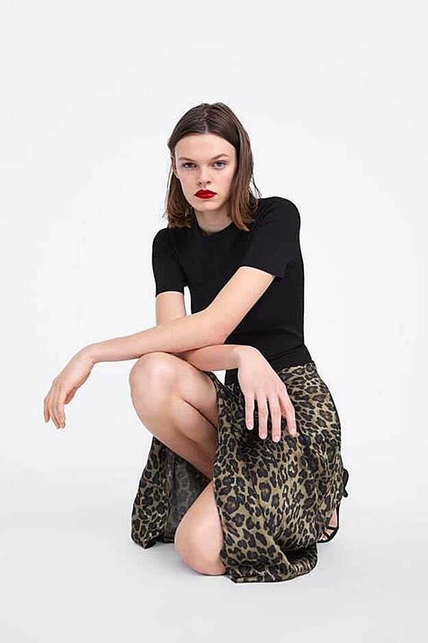 Falda estampada de Zara (29,99 euros).