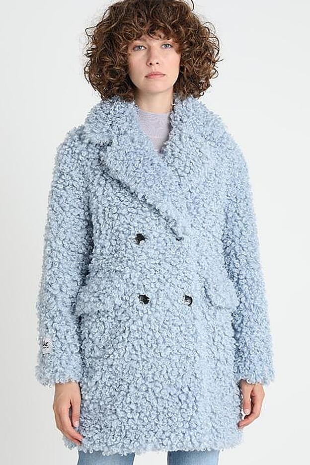 Abrigo de borreguillo azul cielo de Jakke.