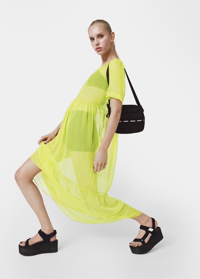 Igual que los jerséis flúor reinaban en el armario de muchas "influencers" este invierno, el vestido en estos tonos será uno de los protagonistas de su armario de primavera. Y este transparente es un "must".