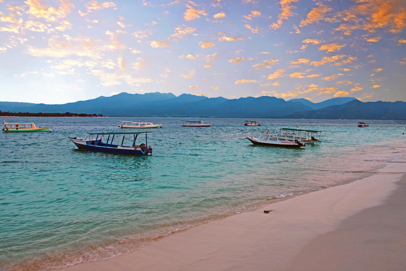 Situadas en el variopinto archipiélago de Indonesia, cada una de las tres islas Gili tiene su personalidad propia. La más grande, Gili Trawangan es preferida por los más jóvenes por sus numerosos bares y ambiente festivo; pero si lo que buscas es tranquilidad y lugares más íntimos, acércate a Gili Meno o Gili Air, con playas vírgenes y espectaculares arrecifes de coral. No te pierdas el gran columpio que se ha instalado en la isla más occidental, las vistas son alucinantes.