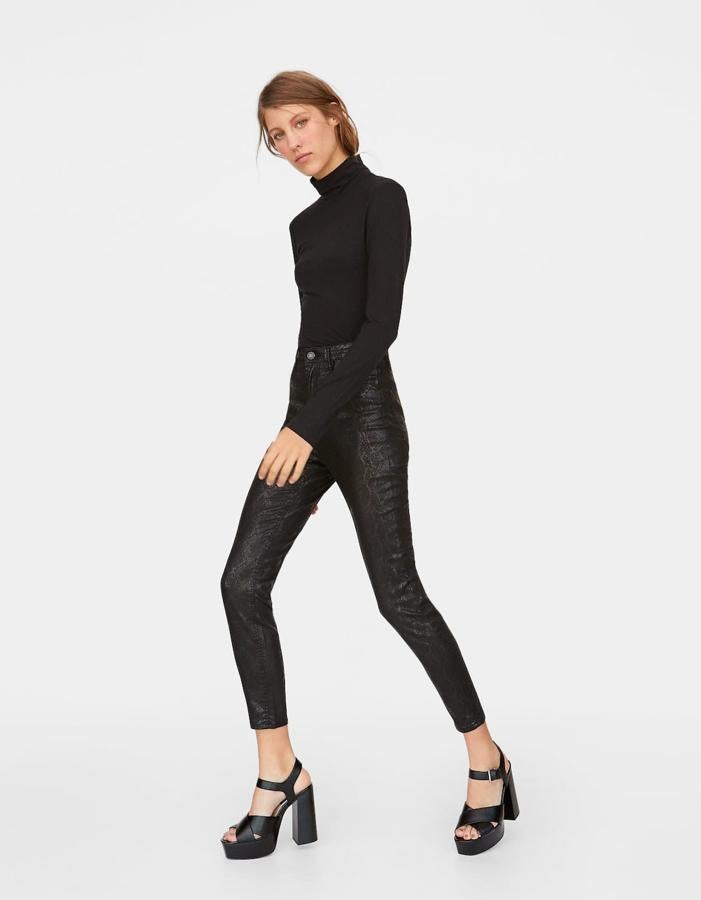 Pantalón coating high waist con estampado animal print en color negro, 19,99 euros.