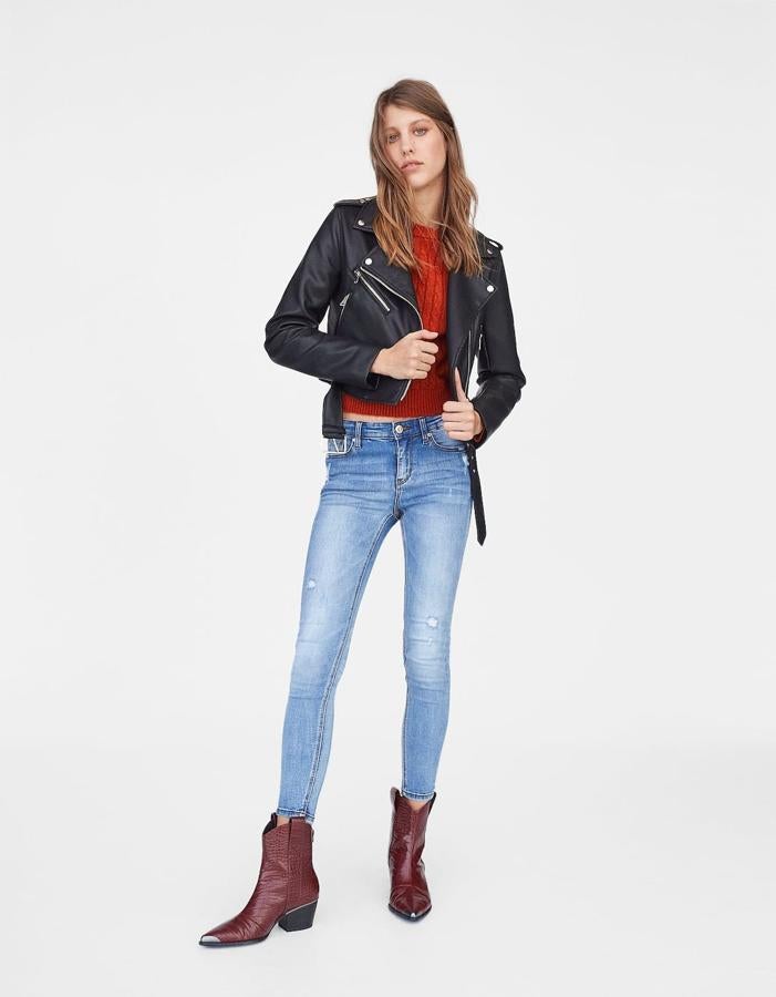 Pantalón denim skinny en color claro y con roturas, 19,99 euros.