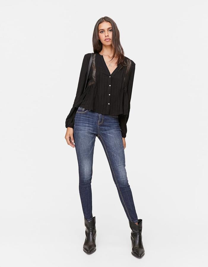 Pantalón high waist con diseño lavado en color oscuro, 19,99 euros.