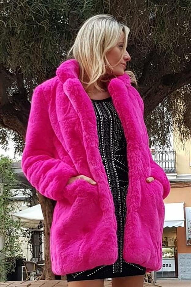 Abrigo Teddy en color fucsia, 89,90 euros.
