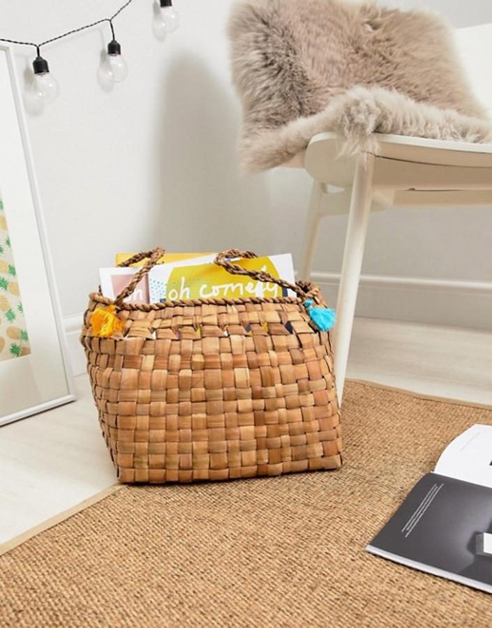 Esta cesta 'porta todo' con detalle de pompones pasa a costar 23.49 euros en las rebajas de Asos.