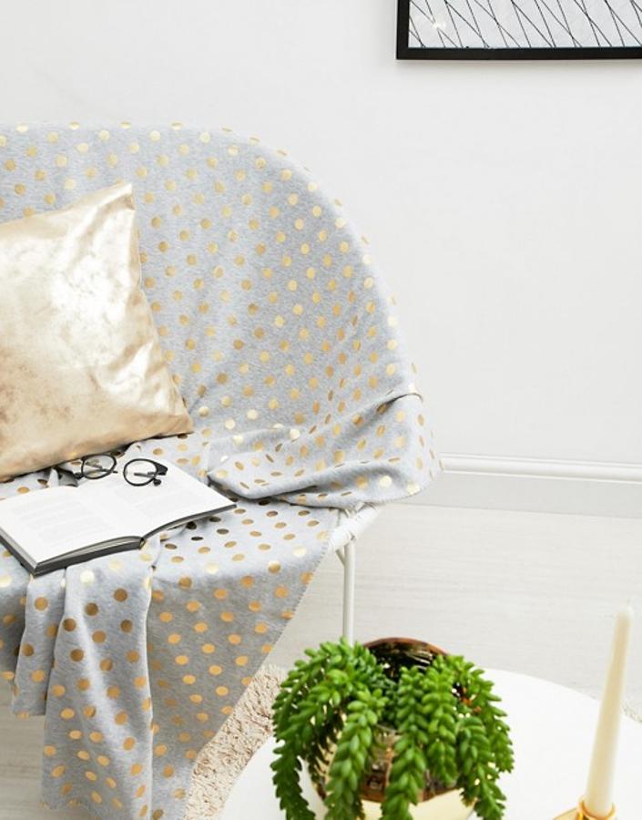 Pon un toque de calidez chic al rincón más acogedor de tu hogar con esta manta, que pasa a costar 47.99 euros en las rebajas de Asos decoración.