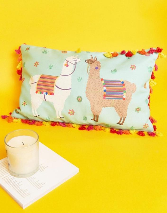 Necesitamos en nuestra vida este cojín de llamas de Asos decoración, que además está rebajado a 8.99 euros.
