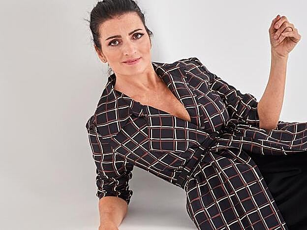 La actriz lleva trench de Sophia y pantalones de Adolfo Domínguez.