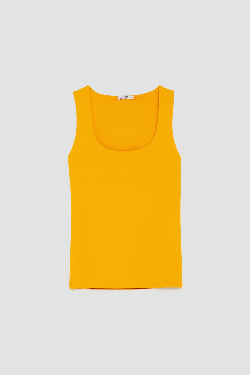Camiseta elástica con tirante ancho de Zara: 7,95 euros.