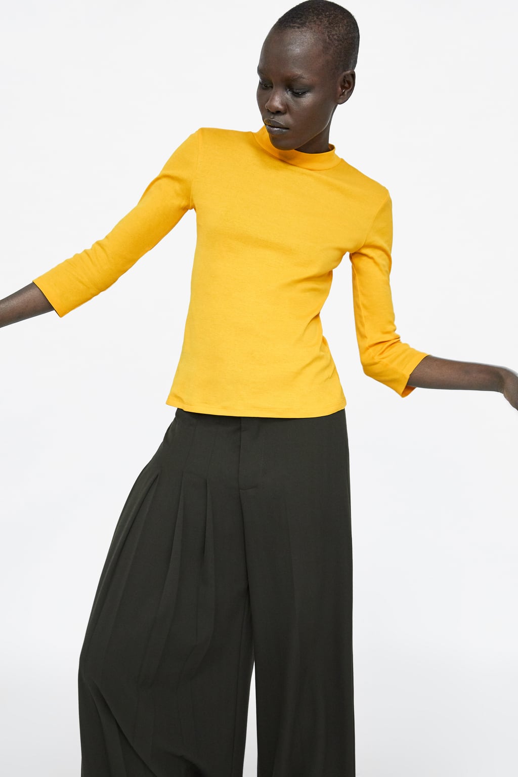 Camiseta de cuello Perkins de Zara: 7,95 euros.