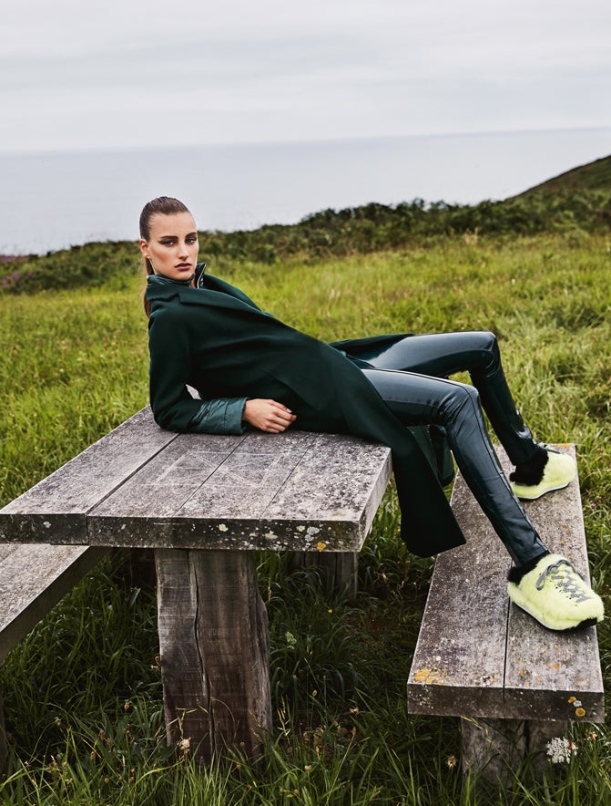 Abrigo verde de Herno; pantalón de charol, de Zadig &amp; Voltaire; y deportivas de Hogan.