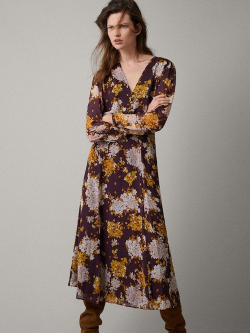 Vestido con estampado floral de Massimo Dutti: 39,95 euros.