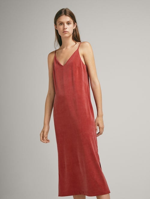 Vestido crudo fluido de Massimo Dutti: 29,95 euros.