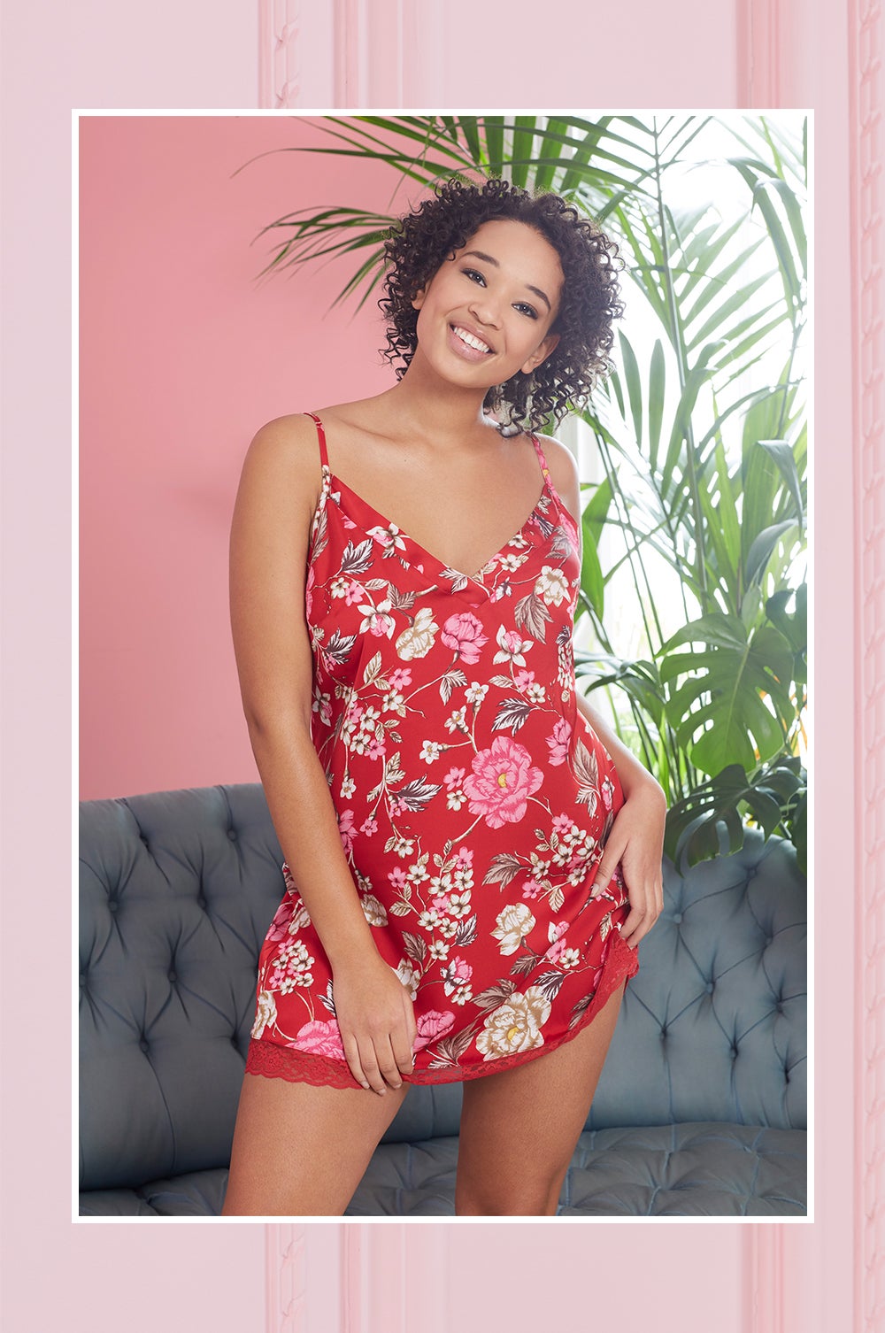 Camisón de satén con flores: 10 euros en Primark.