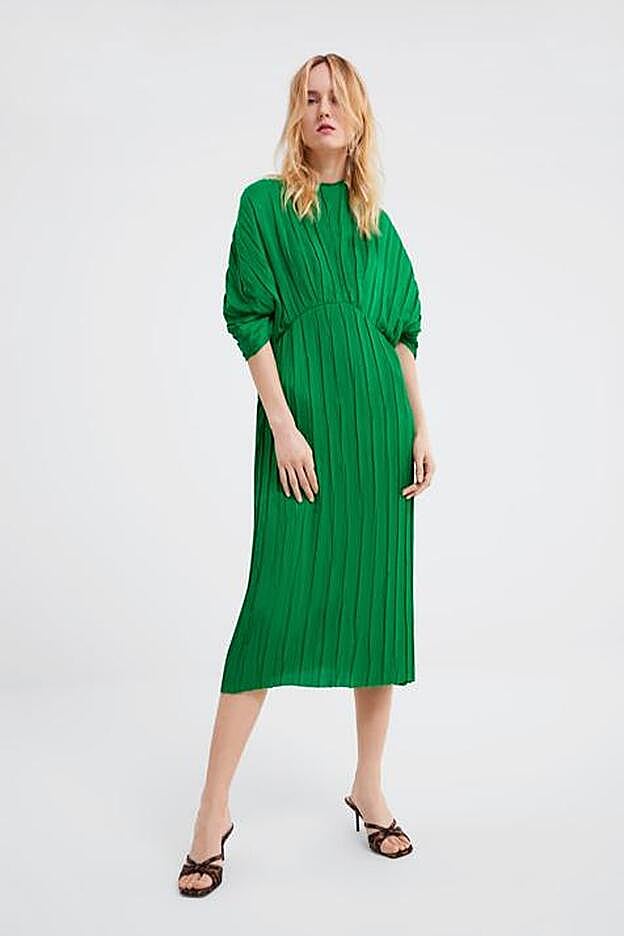 Vestido plisado de Zara (59,95 euros).