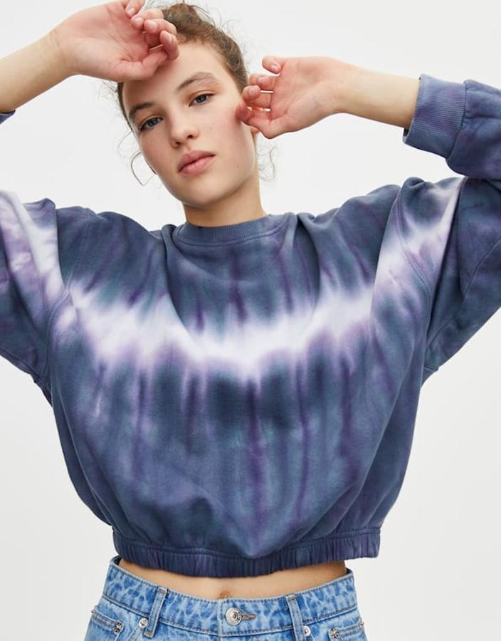 Sudadera "tie-dye" con el cuello redondo,con elástico en el bajo y en 100% algodón (19,99 euros).