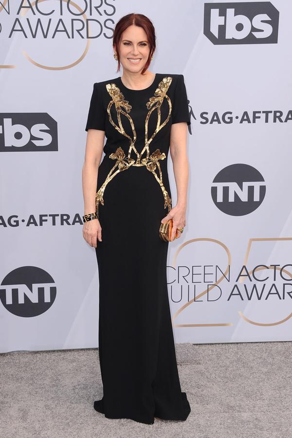 Megan Mullally, la anfitriona de los premios SAG, compró por Internet este vestido negro de Alexander McQueen.